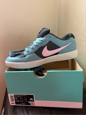 Nike Low-Top Sneakers in Light Blue and Pink